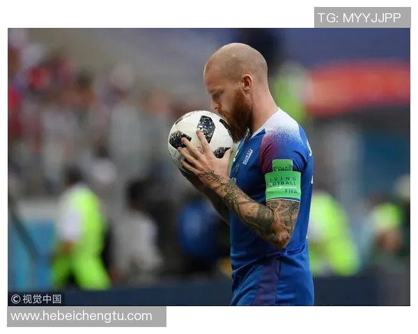 足球明星亲吻瞬间曝光引发热议粉丝纷纷点赞分享社交媒体盛况空前